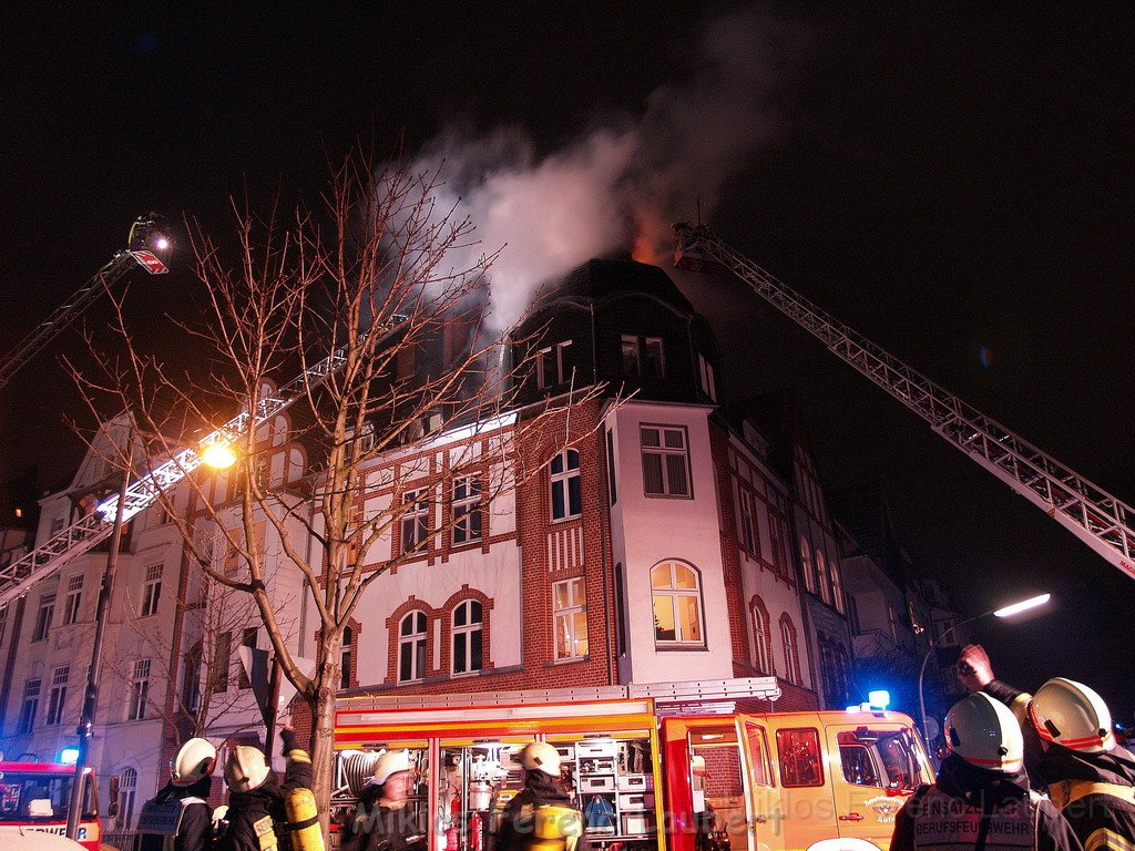 Feuer 3 Dachstuhlbrand Koeln Muelheim Gluecksburgstr P070.JPG